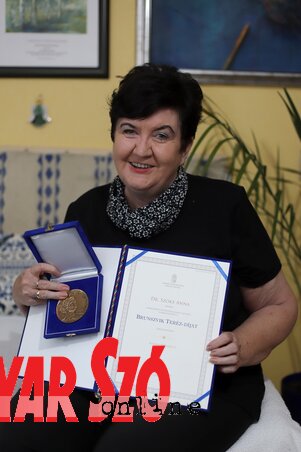 Dr. Szőke Anna a Brunszvik Teréz-díjjal (Lakatos János felvétele)