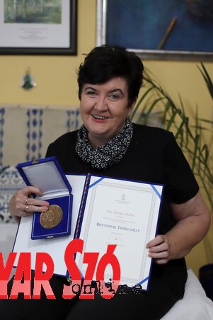 Dr. Szőke Anna a Brunszvik Teréz-díjjal (Lakatos János felvétele) Dr. Szőke Anna a Brunszvik Teréz-díjjal (Lakatos János felvétele)