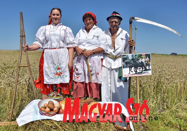 A Szabadkai Lovas Csapat: Tóth Király Angéla, Mária és Imre, aki már a 80. évében jár, de még maga vágja le a lovaknak az egy lánc lucernát és a tíz kapa zabot (Gergely József felvétele) A Szabadkai Lovas Csapat: Tóth Király Angéla, Mária és Imre, aki már a 80. évében jár, de még maga vágja le a lovaknak az egy lánc lucernát és a tíz kapa zabot (Gergely József felvétele)