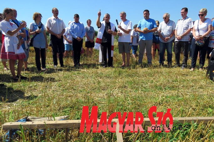 Sztoján atya megáldotta a búzaföldet (Kecskés István felvétele) Sztoján atya megáldotta a búzaföldet (Kecskés István felvétele)