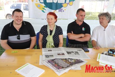 A médiát érintő időszerű kérdésekről értekeztek: Máriás Endre újságíró, Varjú Márta lapunk főszerkesztője, Kozma Zoltán, a Pannon RTV műsorigazgatója és Balogh László, a magyarországi Közszolgálati Közalapítvány Kuratóriumának elnöke (Jenei Klementina felvétele)