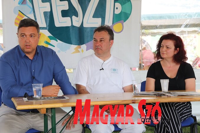 Miklós Hajnalka és Szentesi Zöldi László újságírókkal Kávai Szabolcs beszélgetett (Jenei Klementina felvétele) Miklós Hajnalka és Szentesi Zöldi László újságírókkal Kávai Szabolcs beszélgetett (Jenei Klementina felvétele)