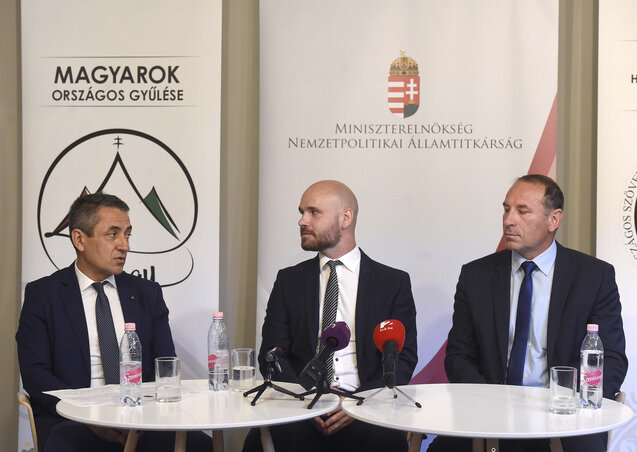 Potápi Árpád János, a Miniszterelnökség nemzetpolitikáért felelős államtitkára (b), Litkei Máté, az Országos Baranta Szövetség alelnöke, a 2019. aug. 2-4. között Ópusztaszeren megrendezésre kerülő Magyarok Országos Gyűlése rendezvény egyik szervezője (k) és Boldog István fideszes országgyűlési képviselő (j) a rendezvényről tartott budapesti sajtótájékoztatón (Fotó: MTI/Bruzák Noémi)