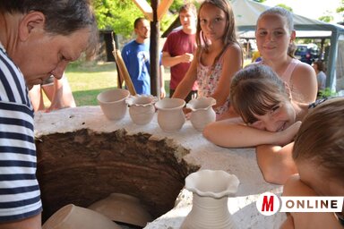 Ózsvár Péter kerámiaművész – telepakolják a kemencét az agyagedényekkel (Kazinczy Paszterkó Diana felvétele)