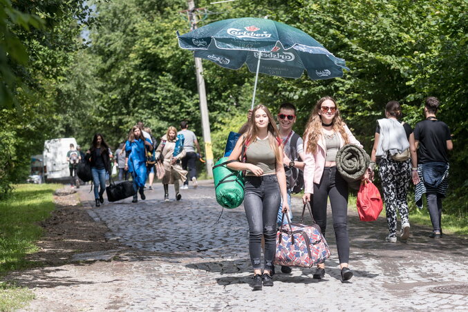 Érkeznek a fiatalok a tavalyi szabadegyetemre (Fotó: MTI)