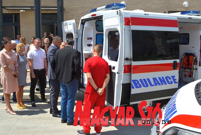 Az újvidéki Sürgősségi Intézet a Pál pátriárka, azaz a Zombori sugárút mellett nyílt meg tavaly nyáron, a létesítmény megépítésére és berendezésére a tartományi kormány és az újvidéki önkormányzat 410 millió dinárt különített el. Az intézet tegnap két Fiat mentőautót kapott a városvezetéstől, mindenképp szükség van rájuk, ugyanis az újvidéki mentőautók évente 1,75 millió kilométert tesznek meg (Ótos András felvétele)