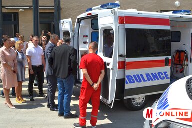 Az újvidéki Sürgősségi Intézet a Pál pátriárka, azaz a Zombori sugárút mellett nyílt meg tavaly nyáron, a létesítmény megépítésére és berendezésére a tartományi kormány és az újvidéki önkormányzat 410 millió dinárt különített el. Az intézet tegnap két Fiat mentőautót kapott a városvezetéstől, mindenképp szükség van rájuk, ugyanis az újvidéki mentőautók évente 1,75 millió kilométert tesznek meg (Ótos András felvétele)