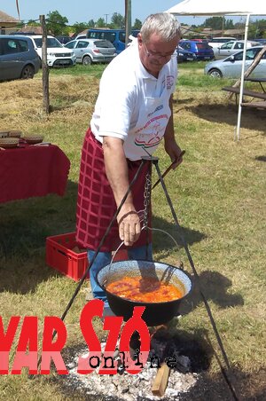 Bográcsban a legjobb az étel (Fotó: Jenei Klementina) Bográcsban a legjobb az étel (Fotó: Jenei Klementina)