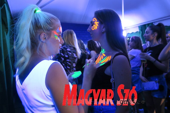 Csillámos és neon fényű tetoválásokért megérte a hosszú várakozás (Fotó: Török Erna) Csillámos és neon fényű tetoválásokért megérte a hosszú várakozás (Fotó: Török Erna)