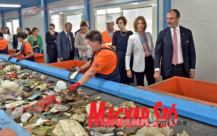 Az EU delegációja megtekintette a hulladéktároló szelektáló vonalát (Fotó: Gergely Árpád)