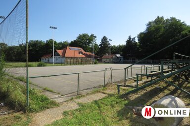 A rekreációs központban, a kézilabdapálya helyén épül majd a fedett létesítmény (Csincsik Zsolt felvétele)