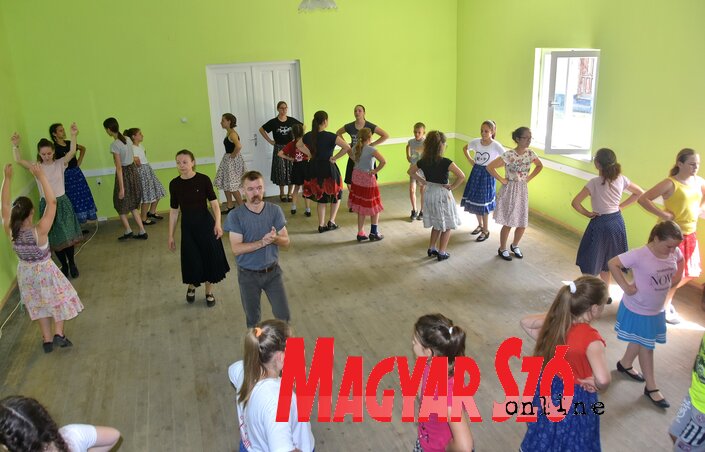 Somogyi táncok Gazsó Tiborral és Varga Violával (Gergely József felvétele) Somogyi táncok Gazsó Tiborral és Varga Violával (Gergely József felvétele)