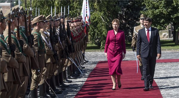 A magyar államfő először találkozott az elnöki tisztséget egy hónapja betöltő kollégájával (Fotó: MTI)