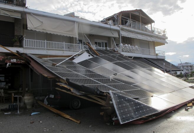Ez a napelemes tetőszerkezet Nea Plagiában egy autót is meglapított (Fotó: AP via Beta)