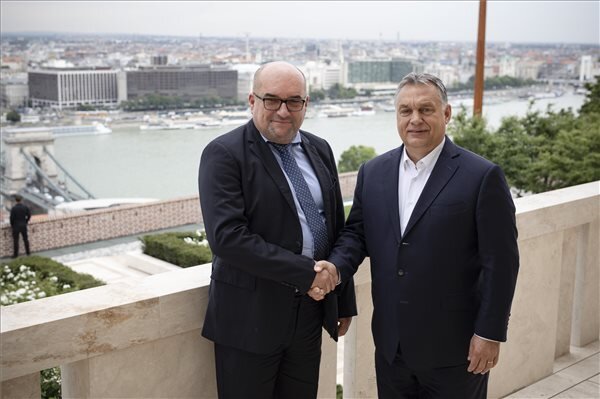 Orbán Viktor miniszterelnök (j) fogadja Brenzovics Lászlót (Fotó: MTI) Orbán Viktor miniszterelnök (j) fogadja Brenzovics Lászlót (Fotó: MTI)