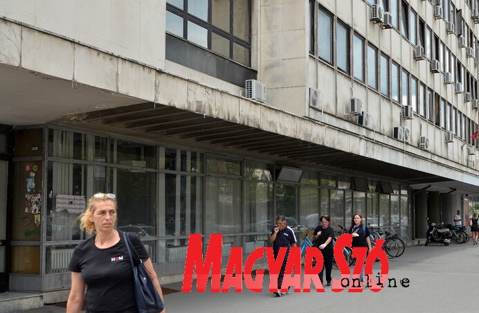 Újvidéken az adóhivatal épületeiben hosszú sorokban várakoznak a polgárok, mert több vajdasági településen nem működnek többé a fiókintézmények, a tartományi székvárosban viszont nem nyitottak új helyiségeket (Ótos András felvétele)