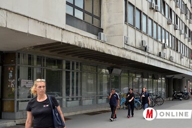 Újvidéken az adóhivatal épületeiben hosszú sorokban várakoznak a polgárok, mert több vajdasági településen nem működnek többé a fiókintézmények, a tartományi székvárosban viszont nem nyitottak új helyiségeket (Ótos András felvétele)
