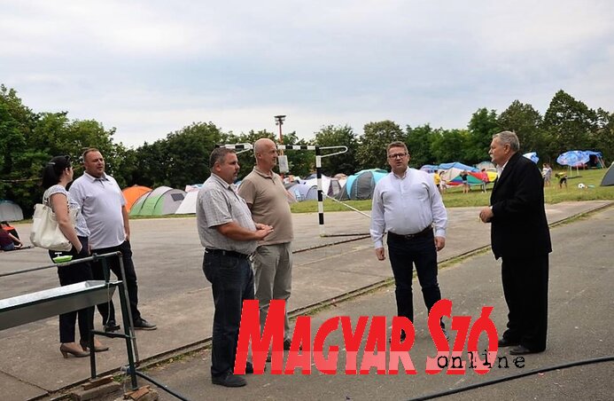 A községi küldöttség a Nyári Táborok helyszínén (Kazinczy Paszterkó Diana felvétele) A községi küldöttség a Nyári Táborok helyszínén (Kazinczy Paszterkó Diana felvétele)