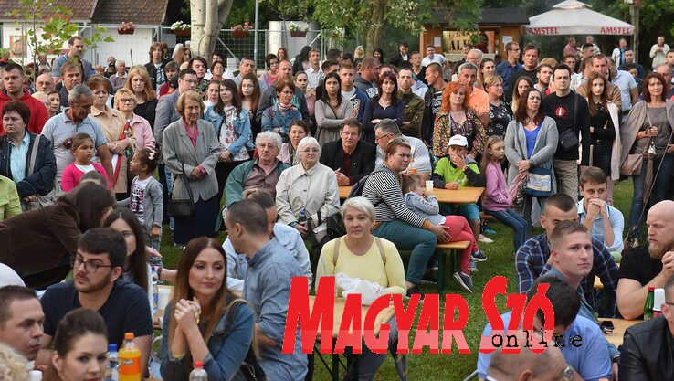 Sokan voltak a Tisza-parton, elsősorban a lányok miatt (Ótos András felvétele) Sokan voltak a Tisza-parton, elsősorban a lányok miatt (Ótos András felvétele)