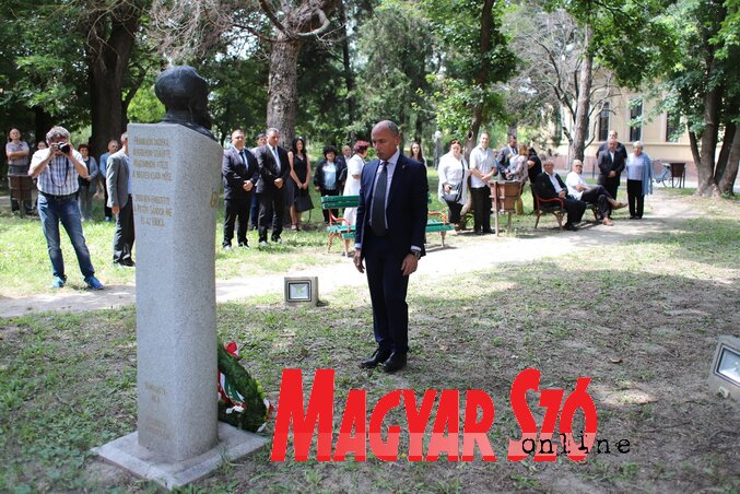 Debreczeni Sándor megkoszorúzza Guyon Richárd szobrát (Lakatos János felvétele)