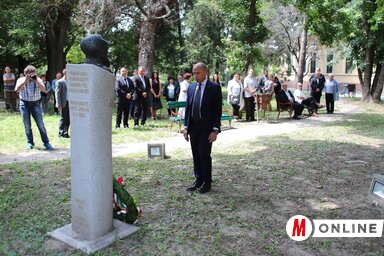 Debreczeni Sándor megkoszorúzza Guyon Richárd szobrát (Lakatos János felvétele)