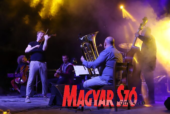 Lajkó Félix és zenekara a nagyszínpadon (Lakatos János felvétele)