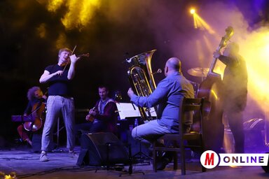 Lajkó Félix és zenekara a nagyszínpadon (Lakatos János felvétele)