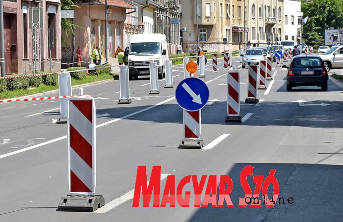 Ideiglenes közúti táblák jelzik a forgalomkorlátozást (Fotó: Gergely Árpád)