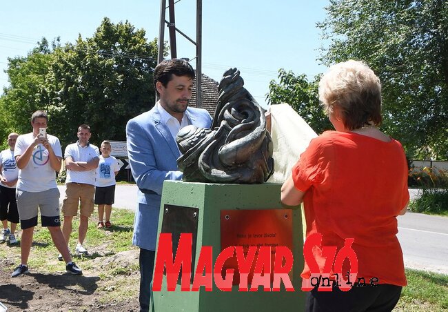 A szobrot Bilicki Zoltán és Sáfrány Ágnes leplezte le (Csincsik Zsolt felvétele)