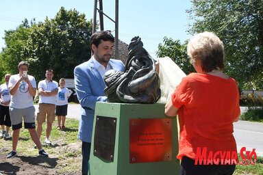 A szobrot Bilicki Zoltán és Sáfrány Ágnes leplezte le (Csincsik Zsolt felvétele)