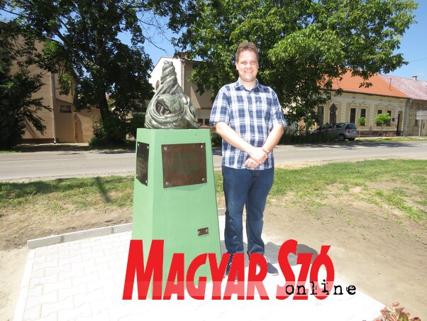 Az i ú adai szobrász, Nikola Dragin az első köztéri alkotásával (Csincsik Zsolt felvétele) Az i ú adai szobrász, Nikola Dragin az első köztéri alkotásával (Csincsik Zsolt felvétele)