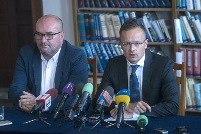 Szijjártó Péter miniszter (j) és Brenzovics László, a Kárpátaljai Magyar Kulturális Szövetség (KMKSZ) elnöke (b) sajtótájékoztatót tart (Fotó: MTI/KKM/Burger Zsolt)