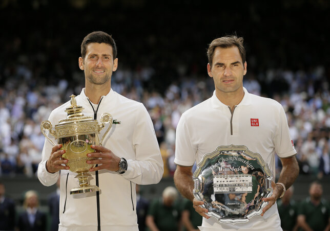 Kár, hogy Wimbledonban csak egy serleget osztottak ki… (Fotó: Beta/AP)