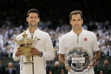 Kár, hogy Wimbledonban csak egy serleget osztottak ki… (Fotó: Beta/AP)
