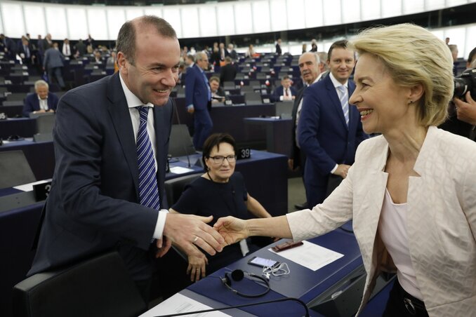 Manfred Weber, az EPP-frakcióvezetője gratulál Ursula von der Leyennek (AP via Beta)