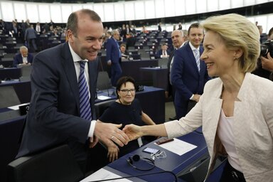 Manfred Weber, az EPP-frakcióvezetője gratulál Ursula von der Leyennek (AP via Beta)