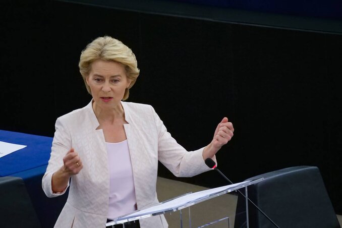 Ursula von der Leyen, még hétfőn bejelentette, hogy lemond német védelmi miniszteri posztjáról, amely posztot 2013 decembere óta tölti be. Hangsúlyozta, hogy az EP–szavazás eredményétől függetlenül ma megválik e tisztségétől (Hszinhua via Beta)