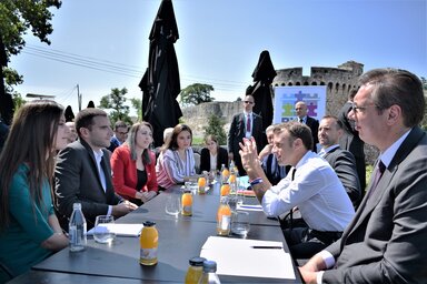 Macron a RYCO képviselőivel beszélget a Kalemegdánon (Fotó: Beta)