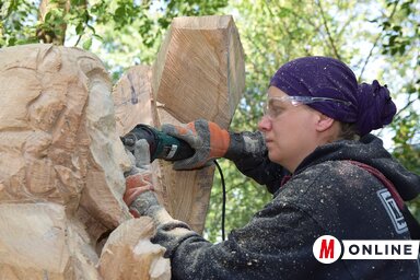Katona Szonya ottjártunkkor Krisztus arcának megformálásán dolgozott (Puskás Károly felvétele)