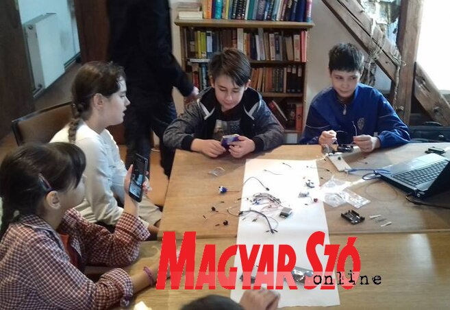 Csillogó szemű, érdeklődő gyerekek a Coder Club foglalkozásain (Kazinczy Paszterkó Diana felvétele) Csillogó szemű, érdeklődő gyerekek a Coder Club foglalkozásain (Kazinczy Paszterkó Diana felvétele)