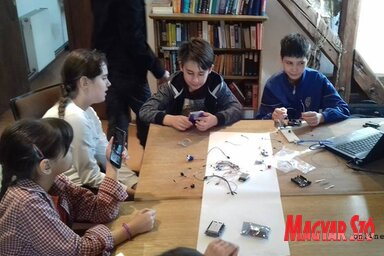 Csillogó szemű, érdeklődő gyerekek a Coder Club foglalkozásain (Kazinczy Paszterkó Diana felvétele)