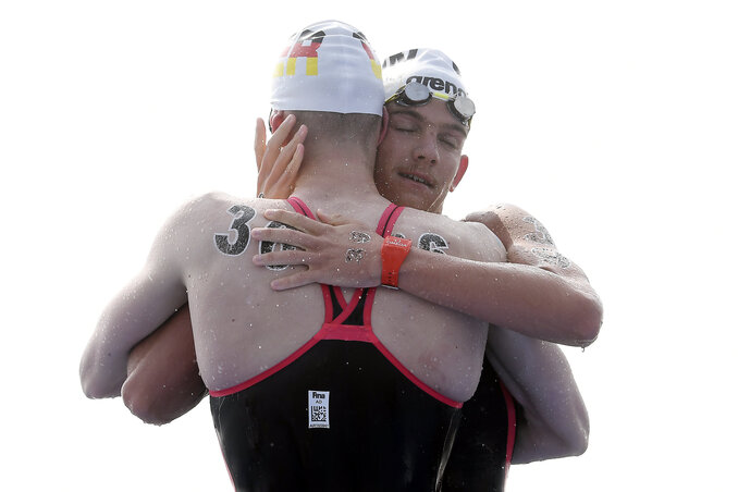 Rasovszky Kristóf és a győztes német Florian Wellbrock (háttal) (Fotó: MTI) Rasovszky Kristóf és a győztes német Florian Wellbrock (háttal) (Fotó: MTI)