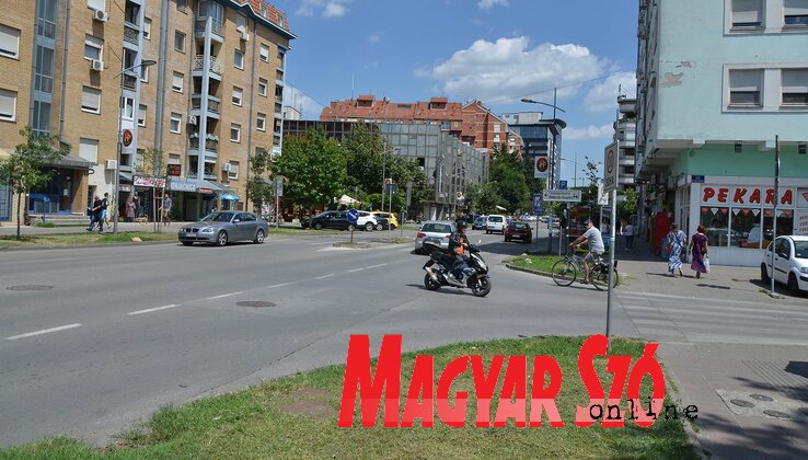 A Petőfi Sándor Általános Iskola melletti útkereszteződésen most csak nagy nehézséggel (és óvatossággal) lehet átjutni, óriási a forgalom, hamarosan villanyrendőrök irányítják majd a közlekedést itt (Ótos András felvétele)
