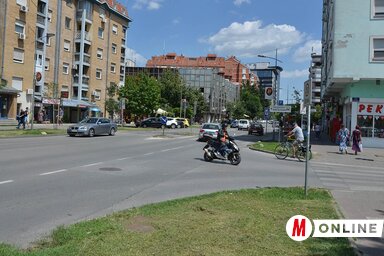 A Petőfi Sándor Általános Iskola melletti útkereszteződésen most csak nagy nehézséggel (és óvatossággal) lehet átjutni, óriási a forgalom, hamarosan villanyrendőrök irányítják majd a közlekedést itt (Ótos András felvétele)