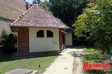 Adán a közvécénél alakítják ki az új kutat (Csincsik Zsolt felvétele)