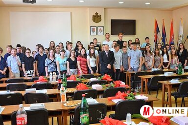 A legeredményesebb községbeli diákok csoportképe (Kazinczy Paszterkó Diana felvétele)