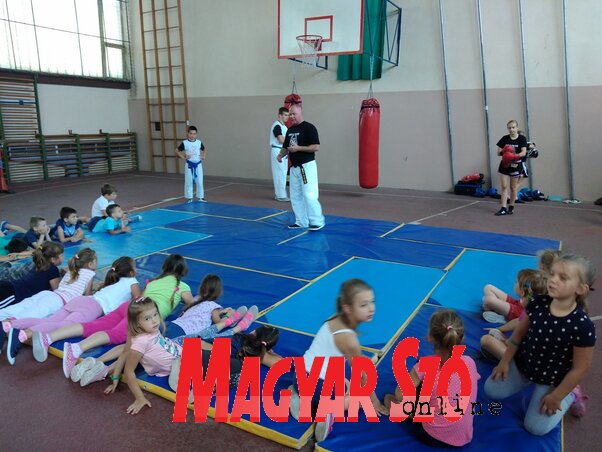 A bokszolás világába Halász Mihály kalauzolja el a résztvevőket (Jenei Klementina felvétele)