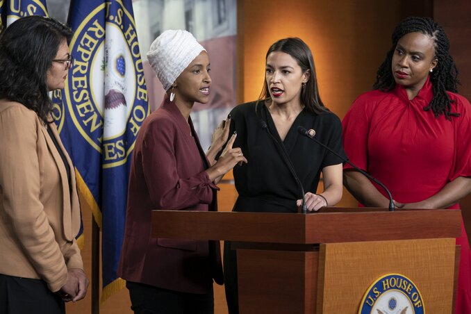 Rashida Tlaib, Ilhan Omar, Alexandria Ocasio-Cortez és Ayanna Pressley képviselőnők a törvényhozás elítélő határozata előtt reagáltak az elnök által őket ért sértésekre (Fotó: AP via Beta) Rashida Tlaib, Ilhan Omar, Alexandria Ocasio-Cortez és Ayanna Pressley képviselőnők a törvényhozás elítélő határozata előtt reagáltak az elnök által őket ért sértésekre (Fotó: AP via Beta)