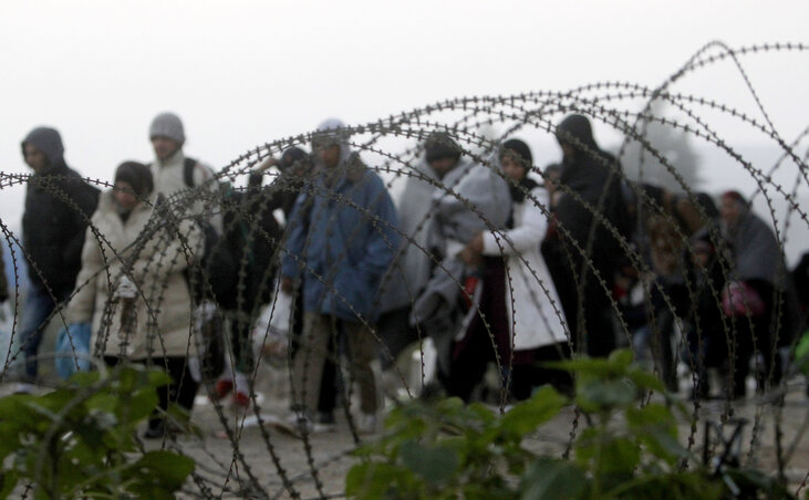 Bevándorlók a macedón–görög határon (Fotó: Beta/AP)
