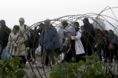 Bevándorlók a macedón–görög határon (Fotó: Beta/AP)